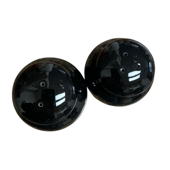 Black round salt and pepper shakers - Picture 3 of 3